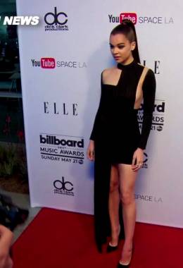 Hailee Steinfeld Showing A Bit Of Sideboob On The Red Carpet