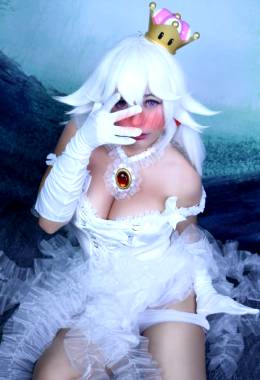 You Caught Boosette Getting Dressed! How Do You React? ?