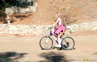 Kali Roses – Why She Likes To Bike
