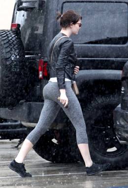 Emma Stone In Yoga Pants!