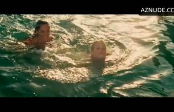 Kelly Brook, Riley Steele Glorious Full Frontal Plot In Piranha 3D – Part 1