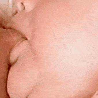 الرضاعة والرضاعة الطبيعية Breastfeeding Rhythms الثدي وهالة الحلمة ولونها الوردي الداكن والحلمة الزهرية البارزة هو الثدي المثالي والجميل لرض